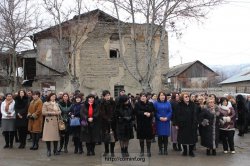 В Южной Осетии возложили цветы к обелиску защитникам Отечества
