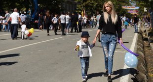 День матери в Южной Осетии отметят торжественными приемами и концертами