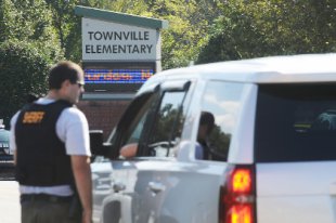 В США подросток убил отца и устроил стрельбу по детям и учителям в школе