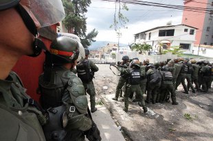 В Венесуэле протестующие обстреляли полицейских