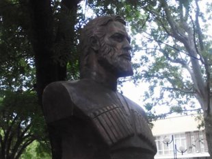 В Цхинвале устанавливают памятник Иуане Алгузаты