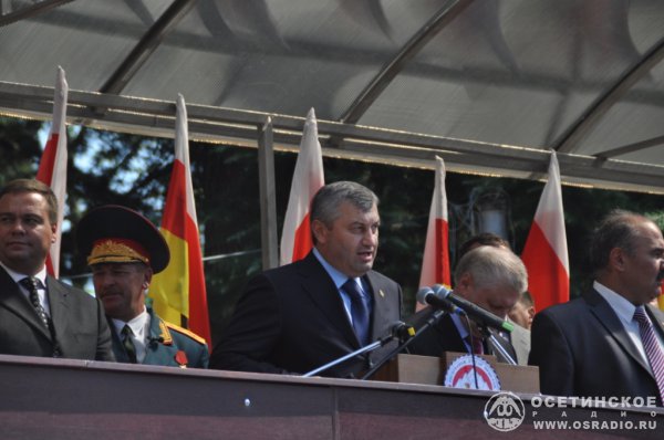 Южная Осетия. День Республики. Политики