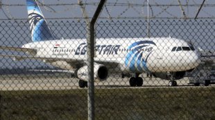 СМИ: летевший из Парижа в Каир самолет EgyptAir пропал с экранов радаров