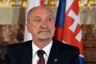 Министр обороны Польши предложил сдержать Россию одним батальоном НАТО