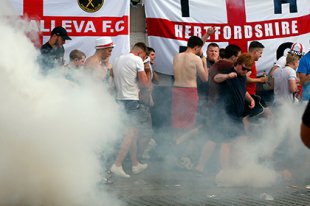 Английские футбольные фанаты подрались с российскими в Марселе