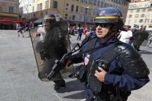 Французские полицейские с автоматами ворвались в отель с российскими фанатами