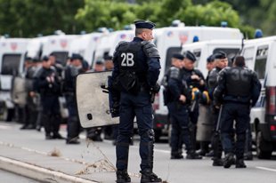 Полиция Франции объявила о депортации трех российских болельщиков