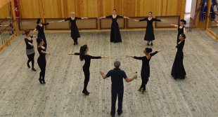 Репетиция танцевального ансамбля "Симд"Уровень мастерства "Симда" оценят заслуженные певцы и танцоры Осетии