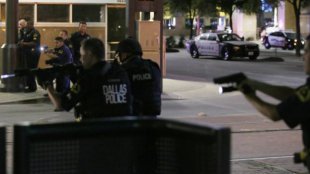 В Далласе снайперы застрелили пятерых полицейских, еще шестеро ранены