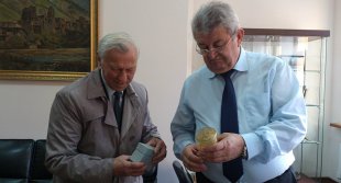 Национальному музею Южной Осетии передали артефакты Едысского могильника
