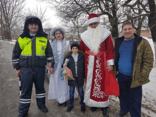 Полицейский Дед Мороз побывал в детском доме Моздока