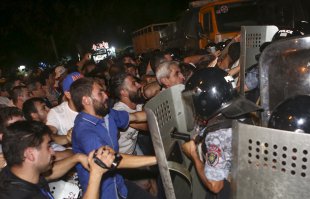 Полиция разогнала митингующих у полицейской части в Ереване