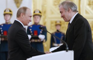 Путин на вручении госпремий поздравил россиян с Днем России