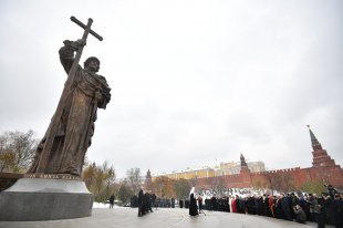 Памятник князю Владимиру открыли на Боровицкой площади