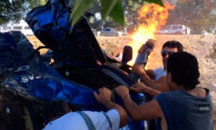 Сила духа. Жители Северного Кавказа вытащили мужчину из горящего автомобиля