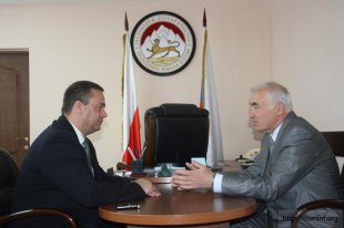 И. о. главы Южной Осетии Бровцев обсудил с избранным президентом Тибиловым передачу власти