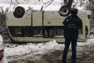 На трассе Владикавказ - Алагир перевернулся рейсовый автобус с пассажирами