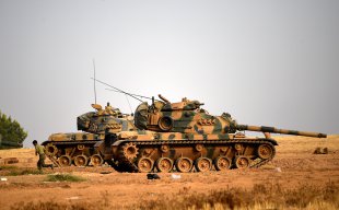 СМИ: турецкие танки пересекли границу с Сирией