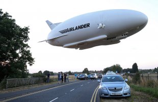 Самое большое воздушное судно в мире Airlander 10 потерпело крушение в центральной Англии