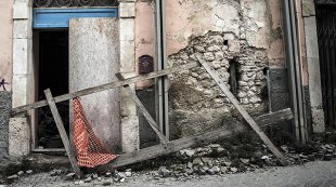 В Италии мощное землетрясение разрушило город Аматриче, под обломками домов находятся люди