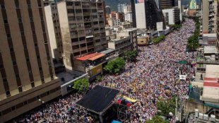Сотни тысяч венесуэльцев вышли на акцию против Мадуро