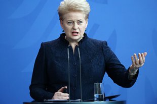 Президент Литвы потребовала отставки министра обороны из-за ножей и вилок