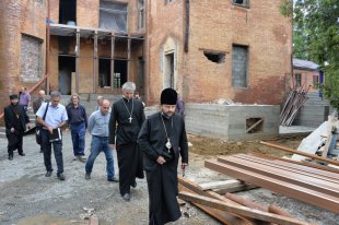 Епископ Владикавказский и Аланский Леонид ознакомился с ходом реконструкции здания Владикавказского духовно-просветительского центра