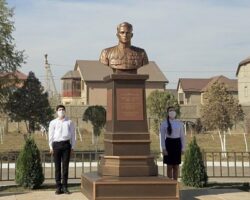 В Дагестане установлен бюст героя-летчика