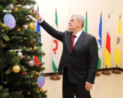 Полпред президента в СКФО исполнил новогоднее желание мальчика из КБР
